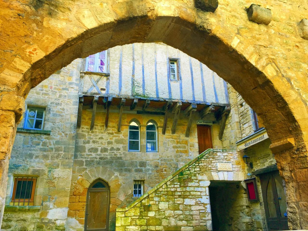 Gites Sibemol Simeyrols Buitenkant foto